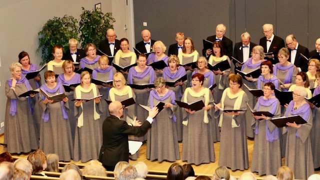 Esiintymässä Raision Martinsalissa keväällä 2024